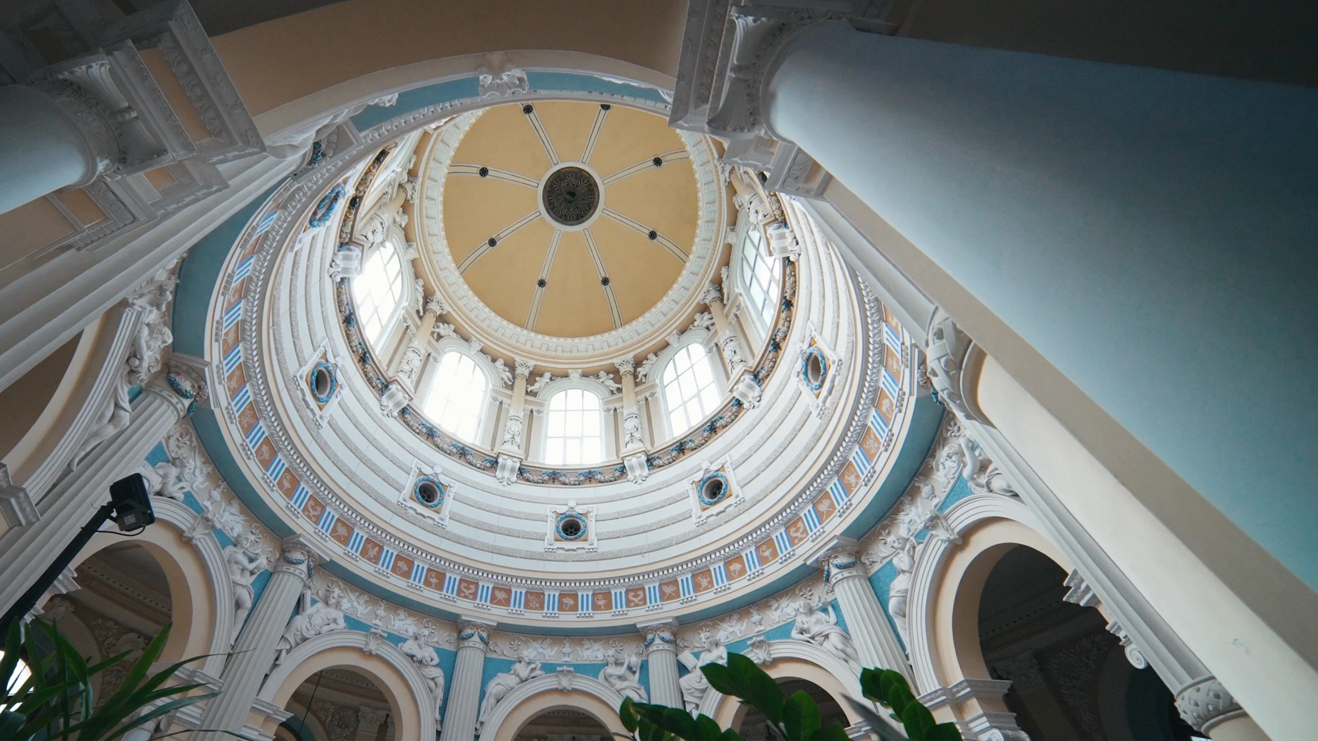 wnętrze kopuły w zdroju wojciech w tle